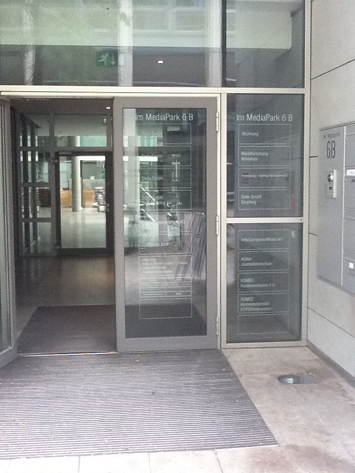 Eingang Mediapark 6, Firmensitz von der Klner Journalistenschule, der Sedo GmbH  , u.a.