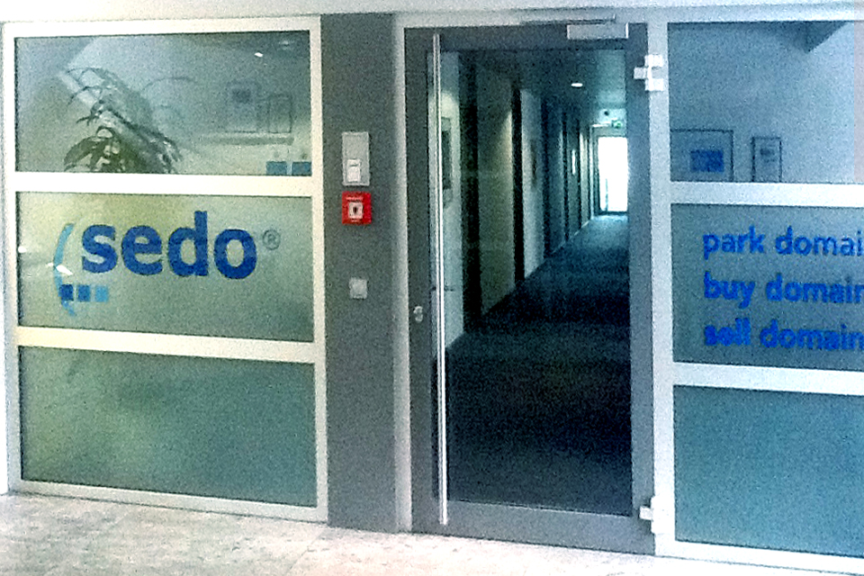 Hinter diesem Broeingang hat der weltgrte Domainhndler Sedo GmbH seine Bros.